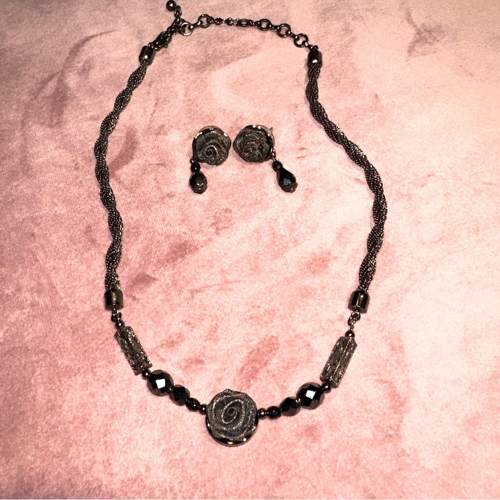 Black metal metal ribbon rose earring and necklace set